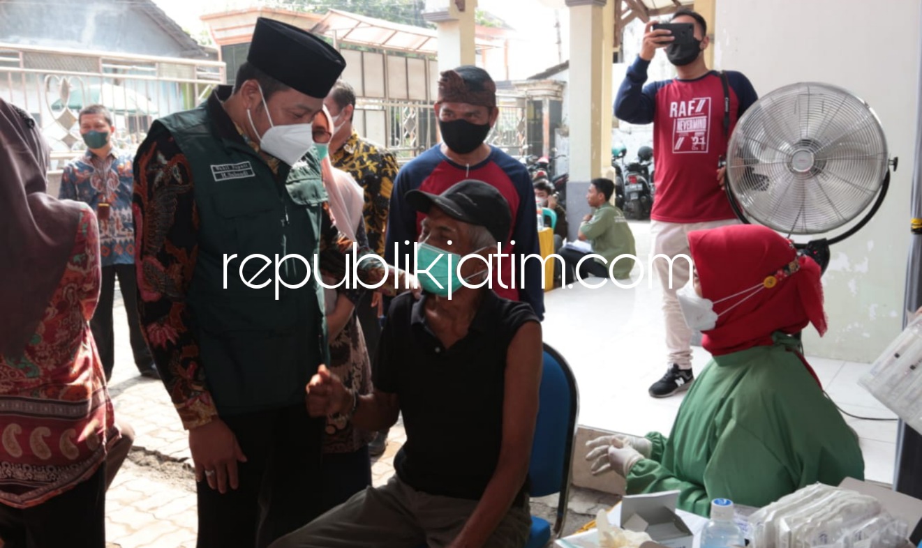 TINJAU - Wakil Bupati Sidoarjo, Subandi meninjau pelaksanaan vaksinasi dosis pertama phifizer dalam Gebyar Seribu Vaksin Covid-19 di Balai Desa Banjarkemantren, Kecamatan Buduran, Sidoarjo, Kamis (07/10/2021).