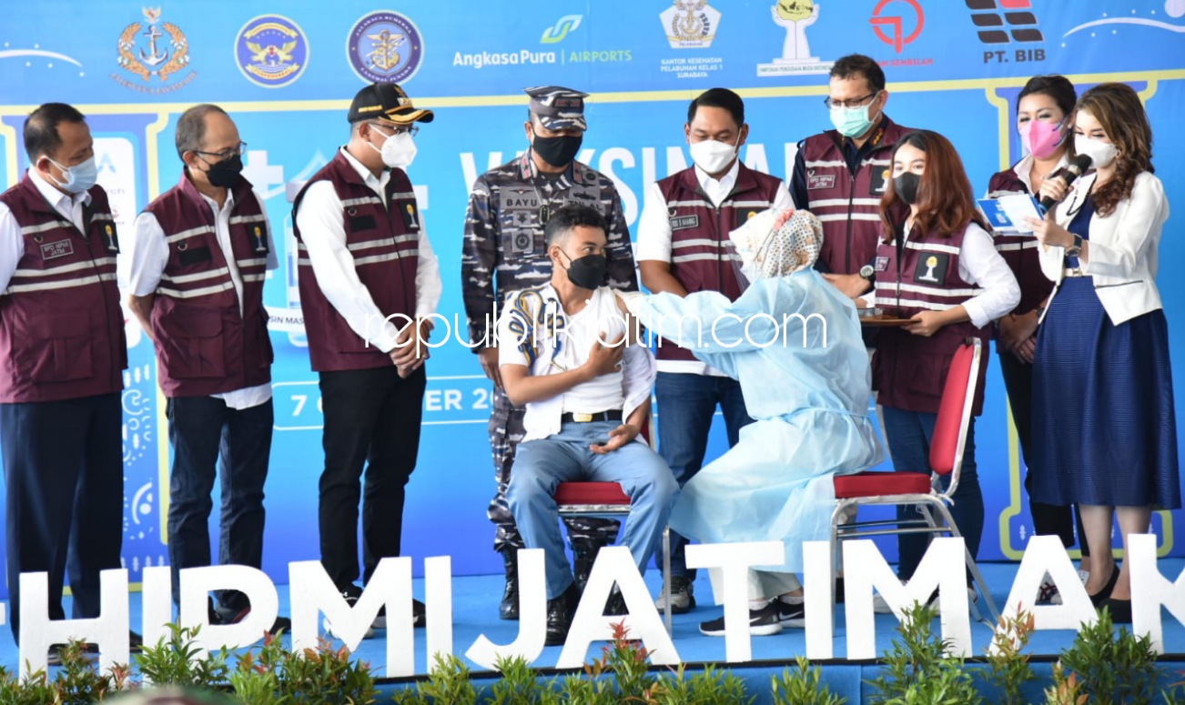 VAKSIN - Bupati Sidoarjo Ahmad Muhdlor Ali (Gus Muhdlor) mengapresiasi BPD HIPMI Jawa Timur beserta HIPMI Sidoarjo dan Surabaya yang mendukung percepatan vaksinasi dengan menggelar vaksinasi di Terminal 1 Bandara Internasional Juanda, Kamis (07/10/2021).