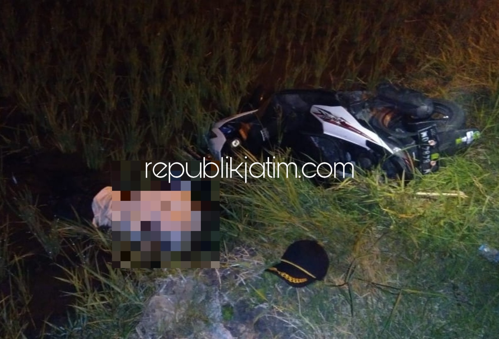 TEWAS - Kondisi korban M Saat pasca kecelakaan di JL Raya Desa Kedungboto, Kecamatan Porong, Sidoarjo bersama motor yang dikendarainya, Minggu (07/10/2018) dini hari. 