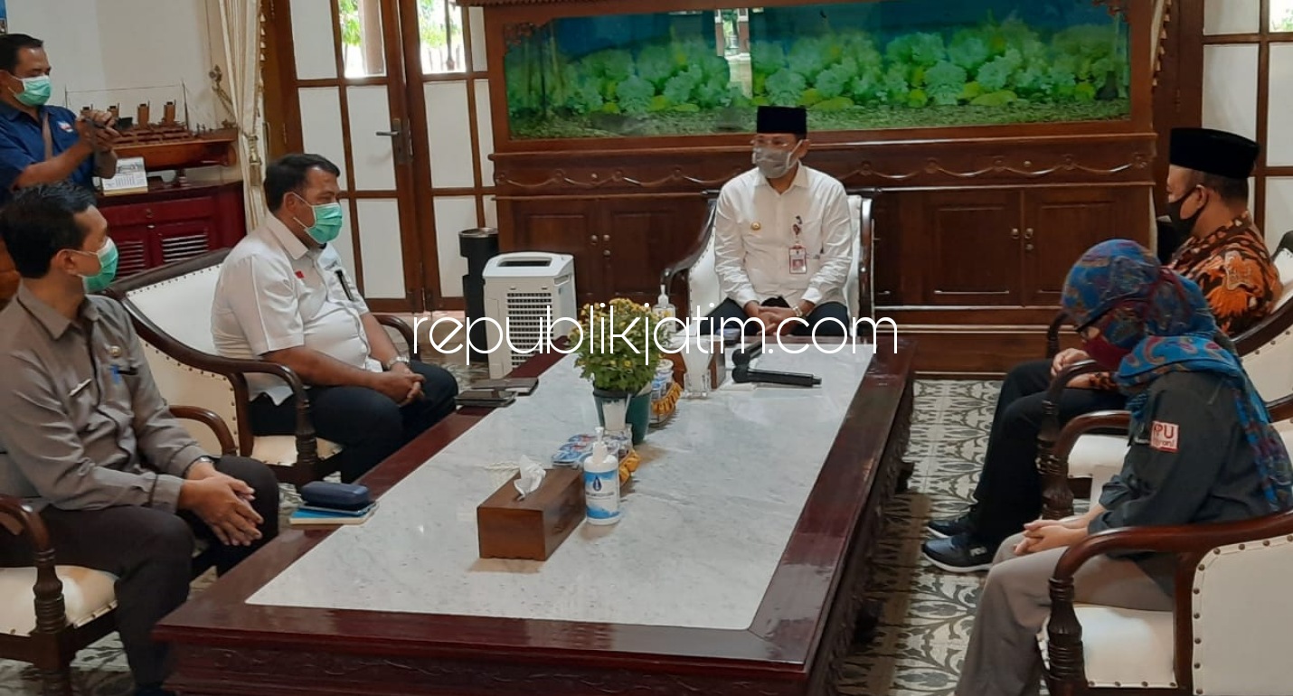 KONSOLIDASI - Ketua KPU Sidoarjo, M Iskak berkonsolidasi dengan Pj Bupati Sidoarjo, Hudiyono soal teknis penyelenggaraan Pilkada dan rapid test bagi 31.752 petugas, Rabu (07/10/2020).