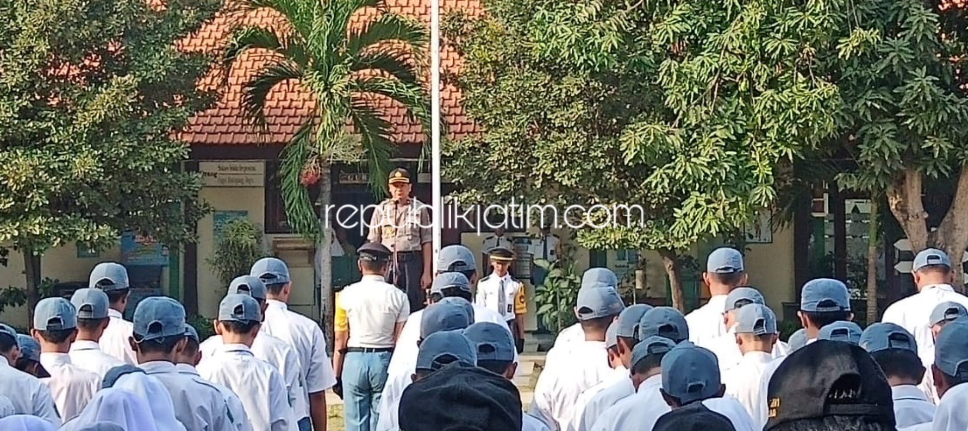 HIMBAUAN - Kasat Binmas Polresta Sidoarjo, Kompol Sarwo Waskito menghimbau pelajar agar tidak terprovokasi ajakan demo dan penyalahgunaan narkoba saat di Upacara di SMKN 1 Sidoarjo, Senin (07/10/2019).
