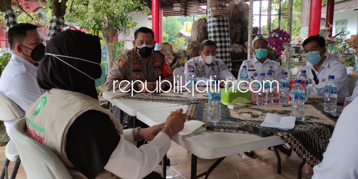 KOORDINASI - Para pejabat Lapas Surabaya di Desa Kebonagung, Kecamatan Porong, Sidoarjo berkoodinasi dengan petugas kepolisian dan Nakes Dinkes Pemkab Sidoarjo untuk mengejar keterlambatan vaksinasi Warga Binaan Pemasyarakatan (WBP), Rabu (06/10/2021).