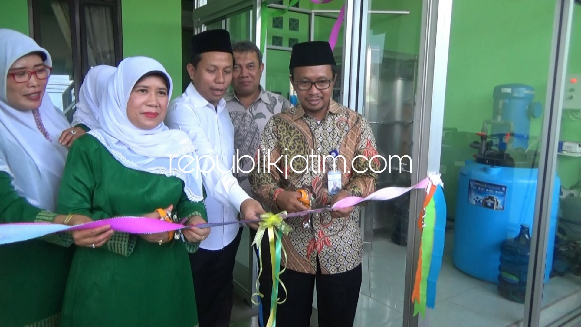 TERIMA - Ketua PC Muslimat Sidoarjo, Ainun Jariyah didampingi Wakil Ketua Komisi VII DPR RI, Syaikhul Islam Ali menerima bantuan mesin Arsinum dari BPPT untuk produksi air kemasan yang bakal menjadi ekonomi bisnis muslimat, Sabtu (06/10/2018).