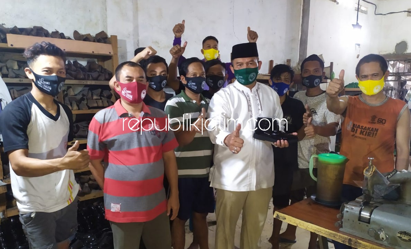 SEPATU - Cabup Sidoarjo, Bambang Haryo Soekartono (BHS) berdialog dengan pemilik pabrik sepatu Denawari, Nanang Ariyanto dan karyawannya untuk memastikan UMKM produsen sepatu tetap berproduksi di masa pandemi Covid-19, Kamis (08/10/2020).