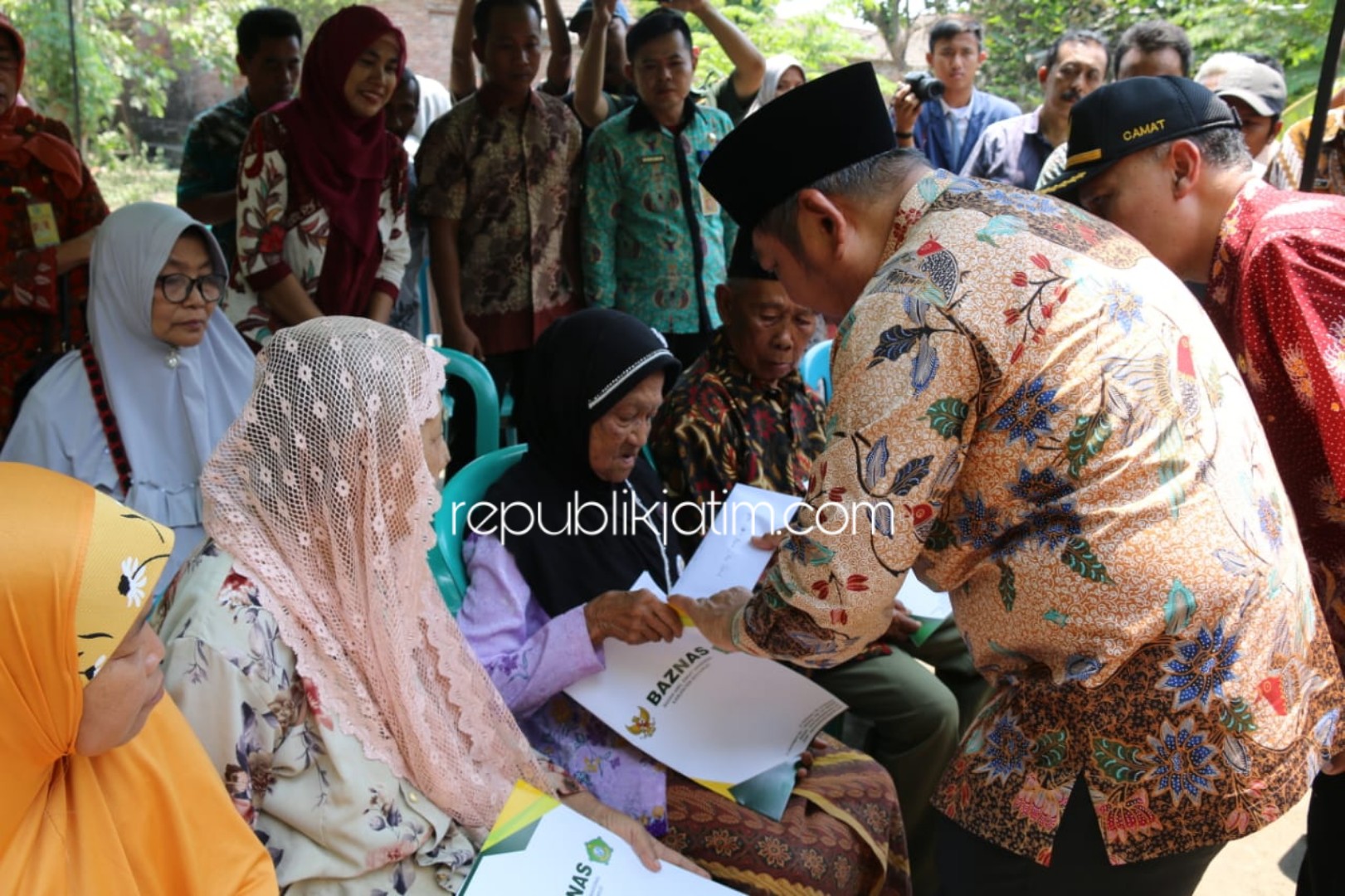 SANTUNAN - Bupati Sidoarjo, Saiful Ilah memberikan santunan kepada Mbok Jumaiyah (80) warga Dusun Mergayu, Desa Mergobener, Kecamatan Tarik, Sidoarjo yang rumah bagian belakangnya terbakar, Selasa (08/10/2019).