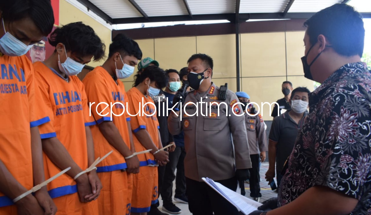 DIRINGKUS - Kapolresta Sidoarjo, Kombes Pol Kusumo Wahyu Bintoro menginterogasi keempat tersangka kasus penganiyaan dan pengeroyokan yang mengesahkan RV (16) warga Kedungsukodani, Kecamatan Balongbendo, Sidoarjo, Jumat (08/10/2021).