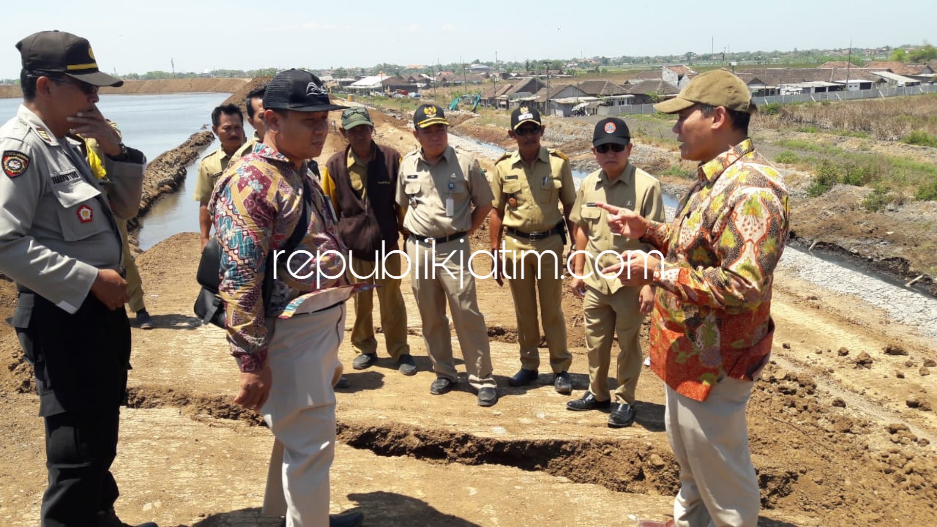 DESAK PERCEPATAN - Anggota Komisi V DPR RI Bambang Haryo Soekartono mendesak percepatan penanganan tanggul jebol di Dusun Pulogunting, Desa Gempolsari, Kecamatan Tanggulangin, Sidoarjo yang mengalami penurunan tanah saat berkunjung, Senin (08/10/2018).