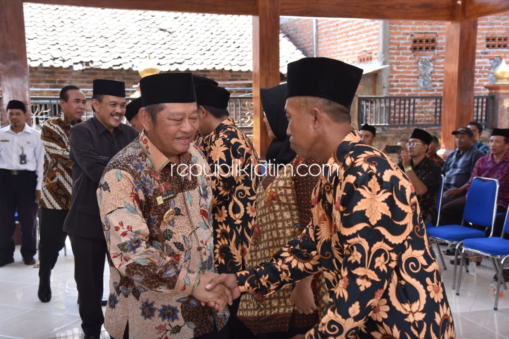 UCAPAN - Bupati Sidoarjo, Saiful Ilah memberikan ucapan selamat kepada para anggota BPD Kedungcangkring, Kecamatan Jabon, Sidoarjo yang baru dilantik di pendopo balai desa setempat, Selasa (08/10/2019).