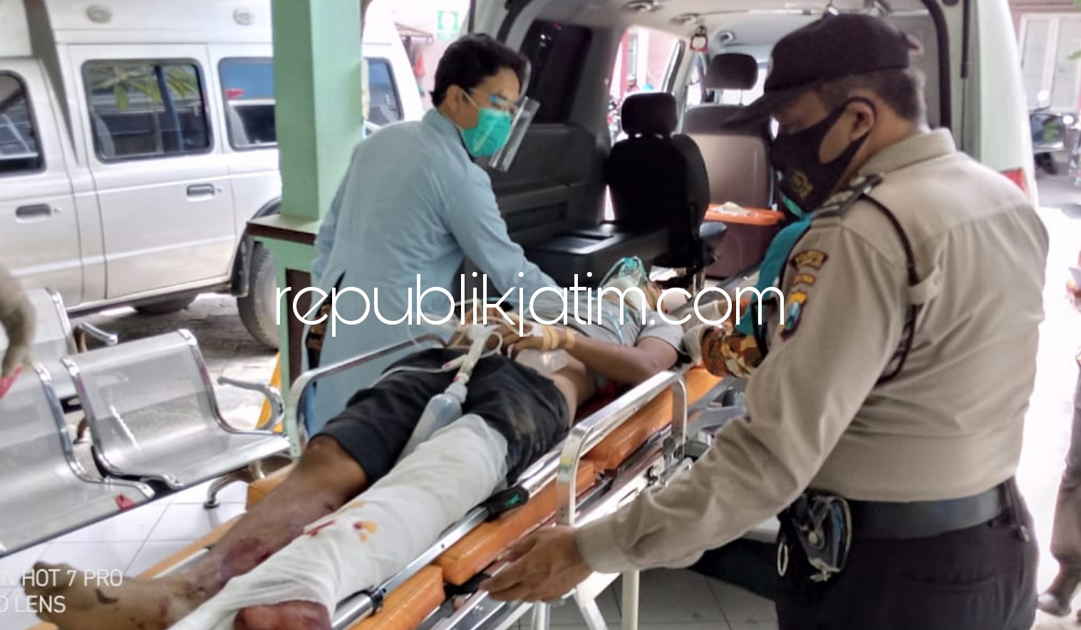 SEKARAT - Korban kecelakaan, Ardin Rovika Nanda (21) warga Desa Panggreh, Kecanatan Jabon, Sidoarjo sekarat usai motornya menabrak truk di JL Raya Exit Tol Lama Jabon, Kamis (08/10/2020).