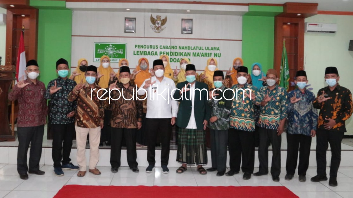LITERASI - Wakil Bupati Sidoarjo, Subandi membuka program literasi dan numerasi di Aula PCNU Lembaga Pendidikan Ma'arif NU Sidoarjo, Jumat (08/10/2021). 