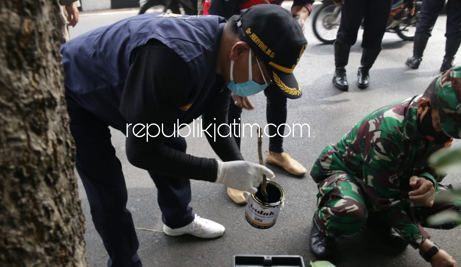 BERSIH-BERSIH - Pj Bupati Sidoarjo, Hudiyono bersih-bersih taman yang berada di sepanjang JL Pahlawan Sidoarjo sekaligus mengecat sebagai bentuk pemeliharaan taman, Jumat (09/10/2020). 