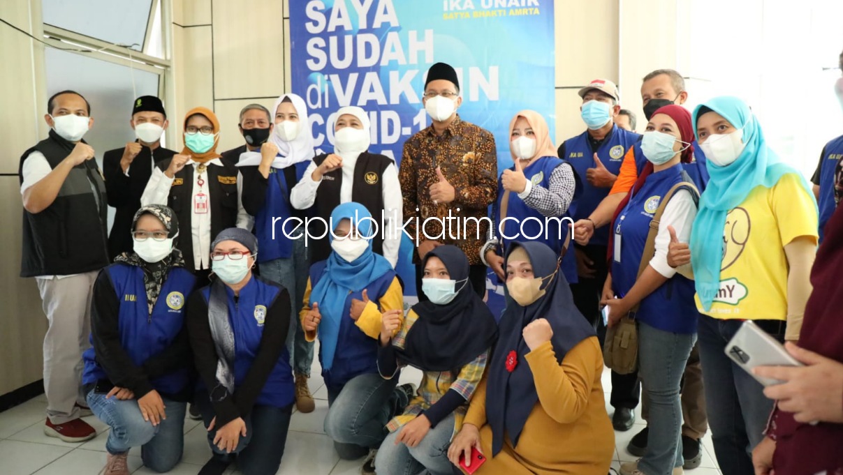 TINJAU - Gubernur Jawa Timur, Khofifah Indar Parawansa didampingi Bupati Sidoarjo, Ahmad Muhdlor Ali meninjau vaksinasi massal yang digelar IKA Unair di SMP Al Falah Kureksari, Kecamatan Waru, Sidoarjo, Sabtu (09/11/2021).