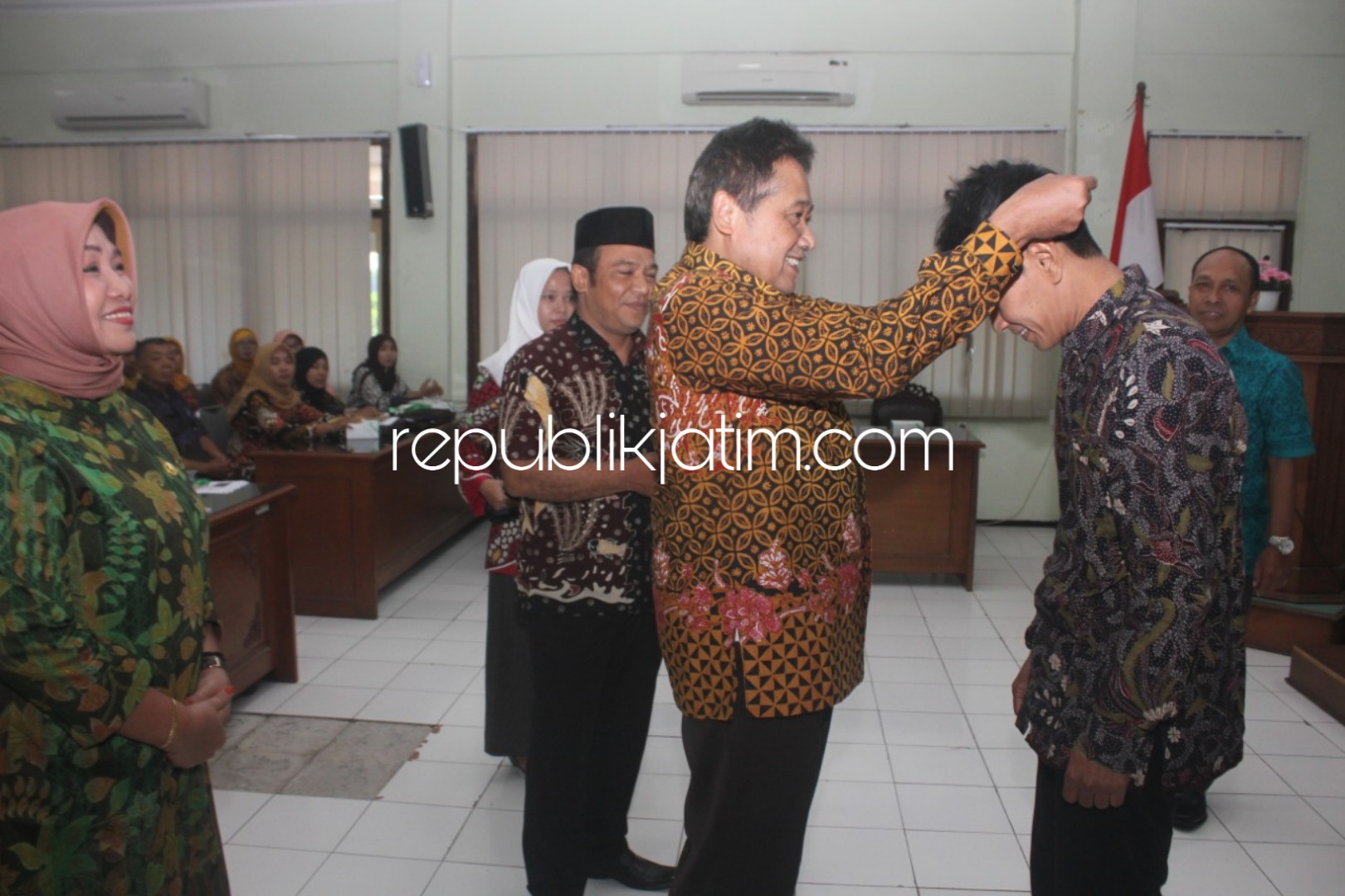PENGARAHAN - Asisten Administrasi Umum Pemkab Sidoarjo, Kissowo Sidi memberi pengarahan saat membuka Bimtek Kearsipan bagi Pengelola Arsip Desa/Kelurahan se Kabupaten Sidoarjo di aula Delta Graha Sidoarjo, Selasa, (09/10/2018). 