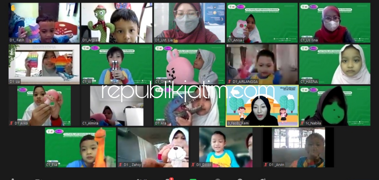 VITUAL - Para siswa kelas SD Al Muslim mengikuti virtual outbound bertajuk Fun Family with Edelweiss Outbound mulai pukul 08.00 - 10.00 WIB yang diikuti siswa dan orang tua dipandu trainer outbound Edelweiss, Sabtu (09/10/2021).