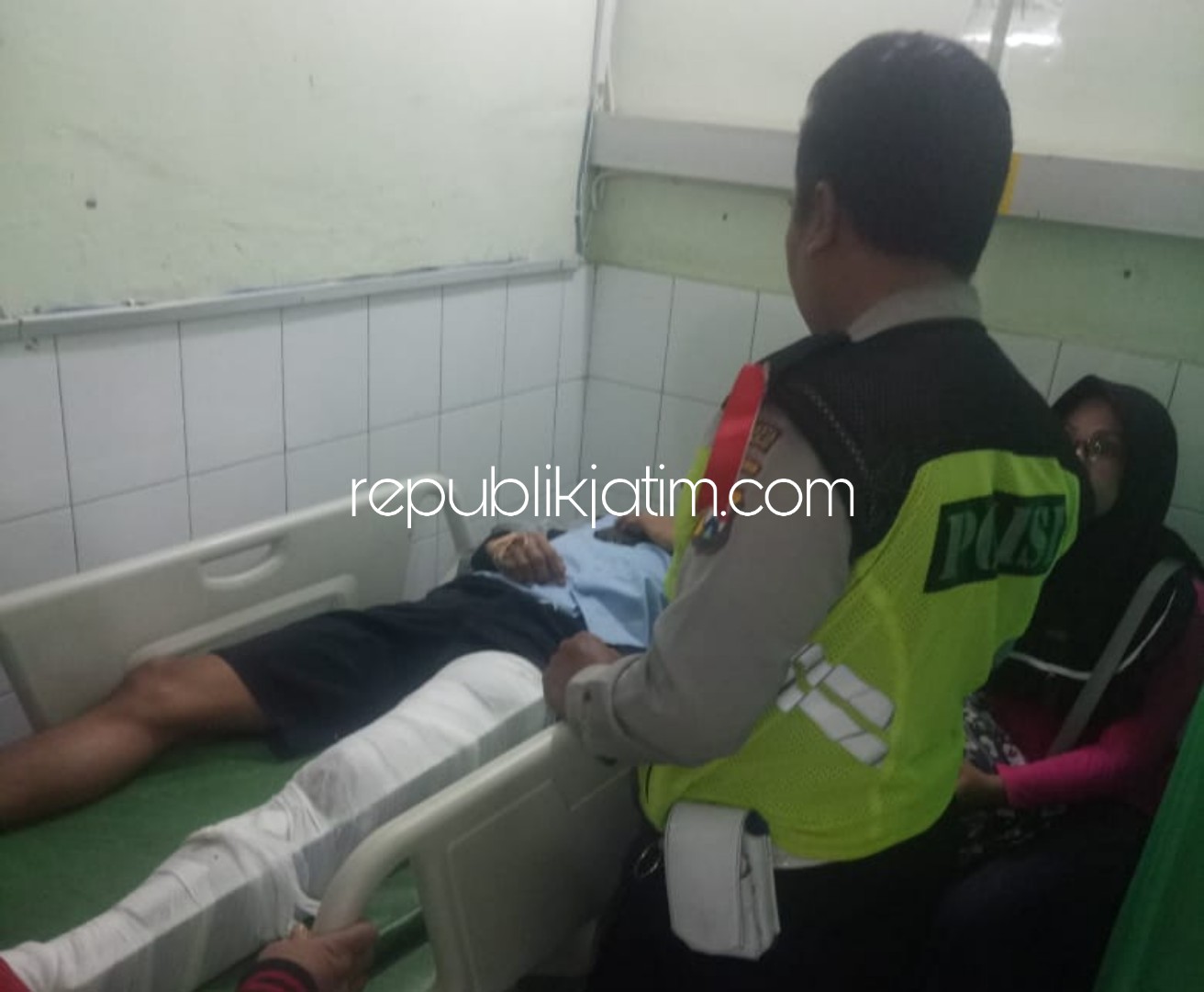 DIRAWAT - Aiptu Murtafiq saat melihat kondisi korban kecelakaan Anwar Anas (21) di RS Bhayangkara Pusdik Gasum Porong, Selasa (09/10/2018).