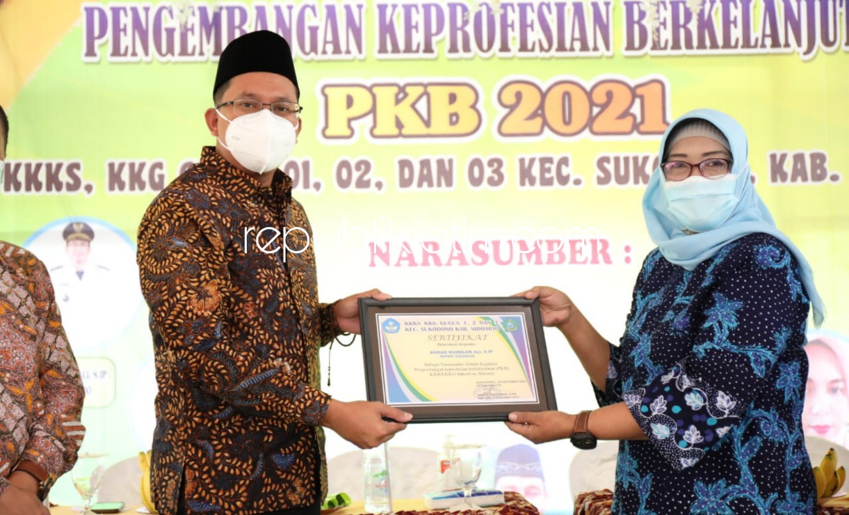 SEJARAH - Bupati Sidoarjo, Ahmad Muhdlor Ali (Gus Muhdlor) saat memberi materi pentingnya sejarah pada acara Pengembangan Keprofesian Berkelanjutan Kelompok Kerja Guru Gugus 1,2 dan 3 se Kecamatan Sukodono, Sabtu (09/10/2021).