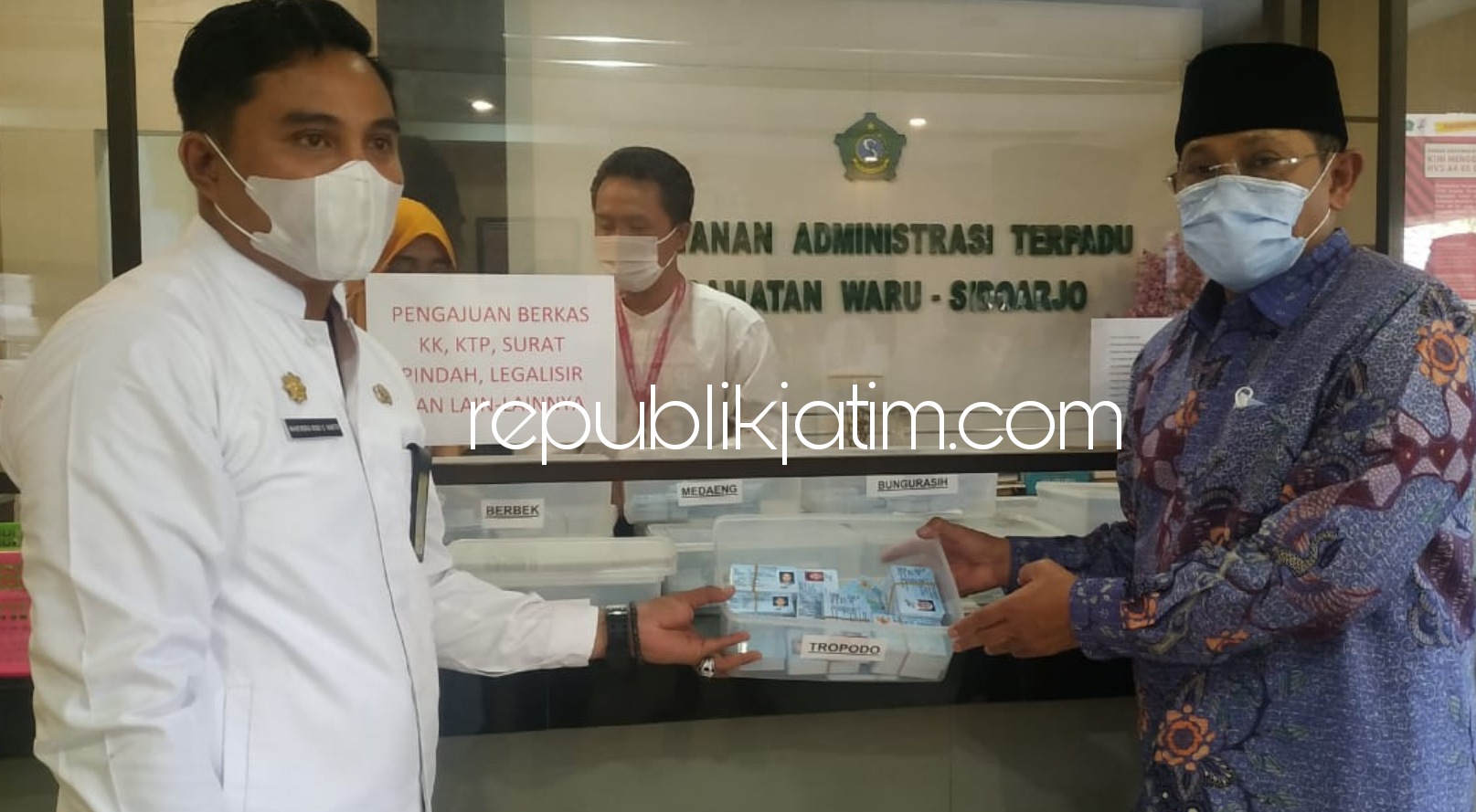 BELUM DIAMBIL - Pj Bupati Sidoarjo, Hudiyono dan Pj Camat Waru, Rudi menunjukkan 1.700 KTP yang hingga bertahun-tahun tak diambil pemohonnya saat sidak di Kecamatan Waru, Jumat (09/10/2020).