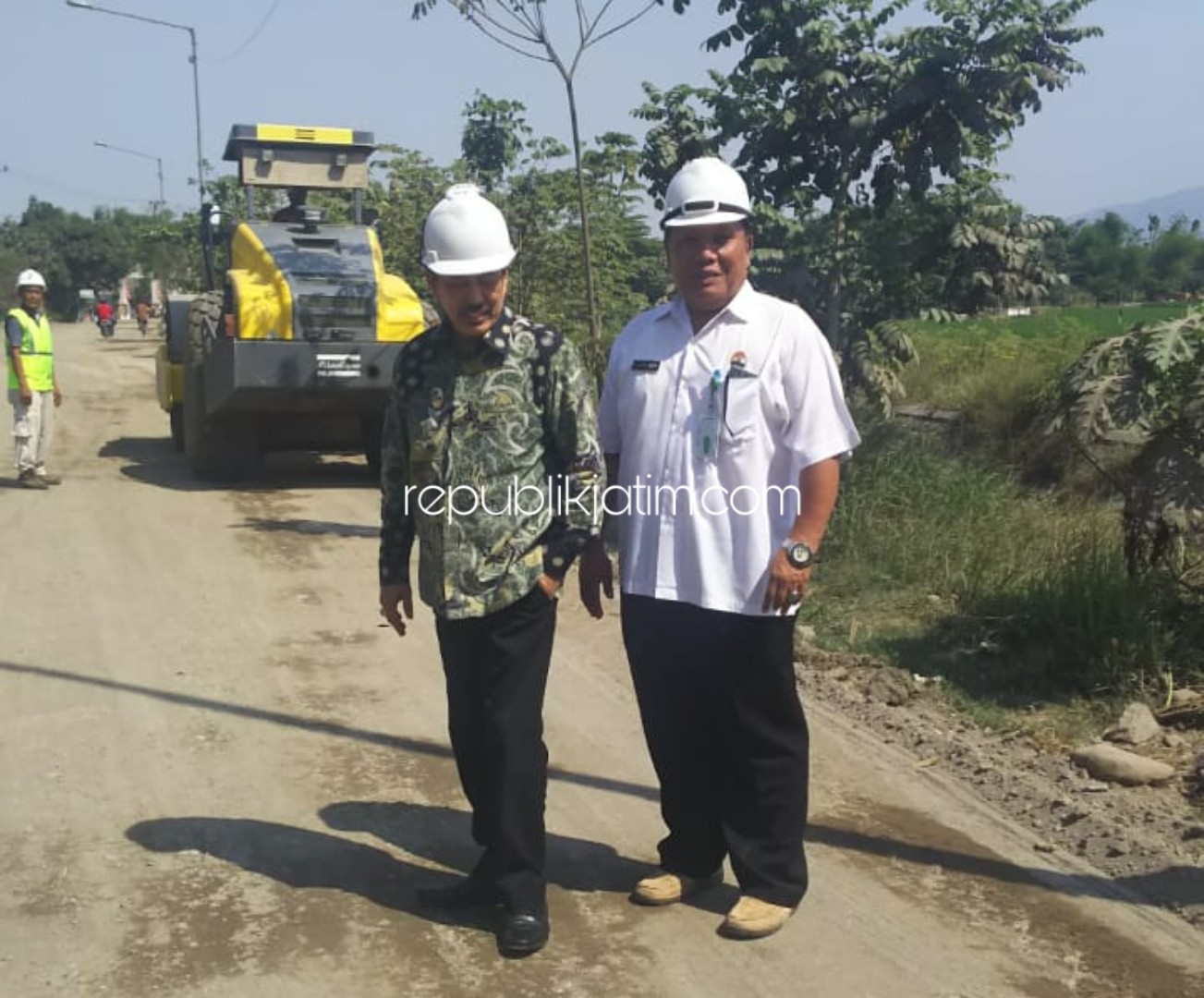 SIDAK - Wabup Sidoarjo, Nur Ahmad Syaifuddin didampingi Kades Bulang, Kecamatan Prambon, Abdul Khodir sidak proyek pembangunan jalan rabat beton senilai Rp 4,1 miliar di Desa Bulang, Kecamatan Prambon menuju Krembung, Rabu (09/10/2019).