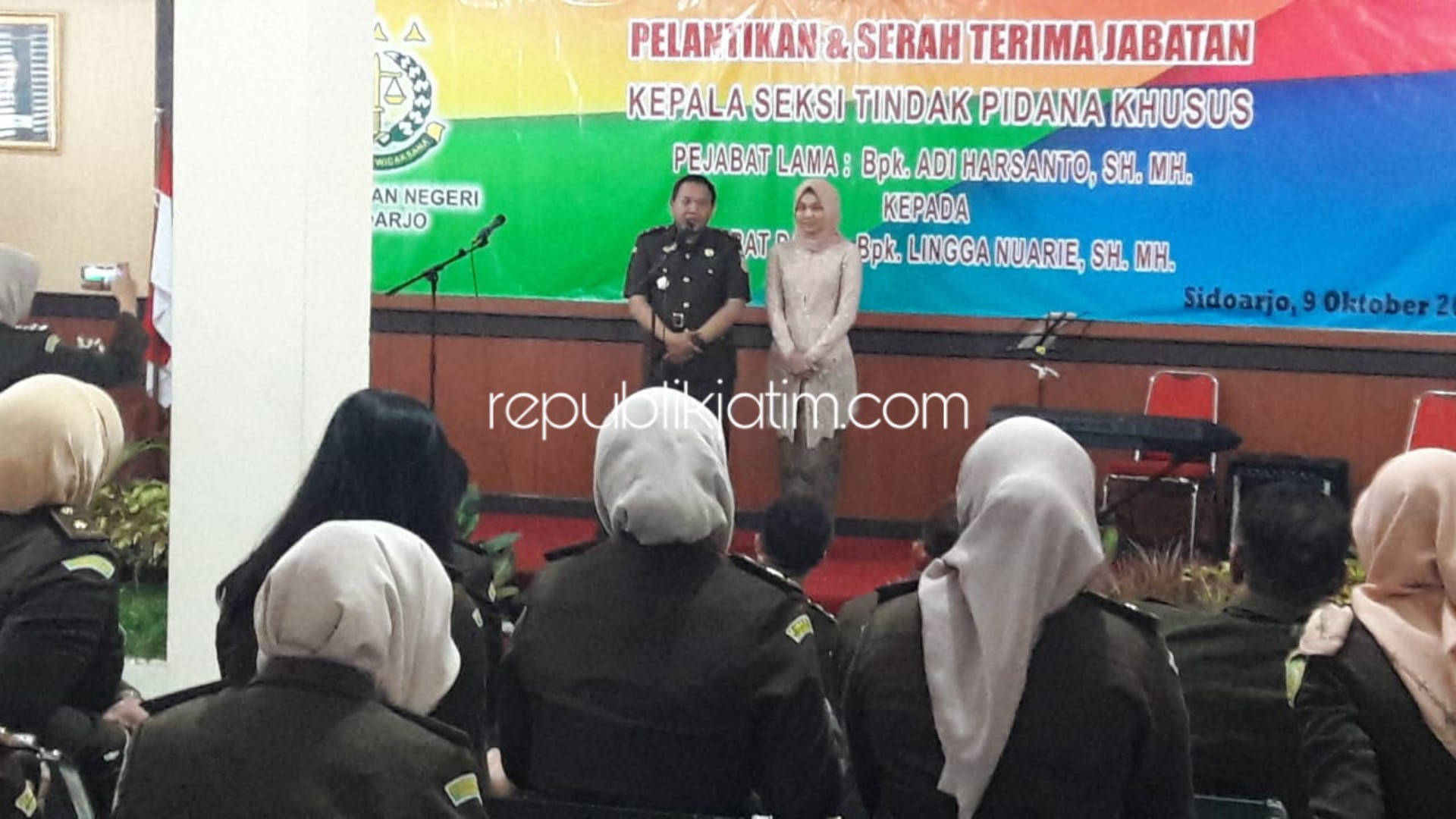 SAMBUTAN - Kasi Pidsus Kejari Sidoarjo, Lingga Nuarie menyampaikan sambutan dihadapan para pejabat Kejari Sidoarjo usai serah terima jabatan, Rabu (09/10/2019).