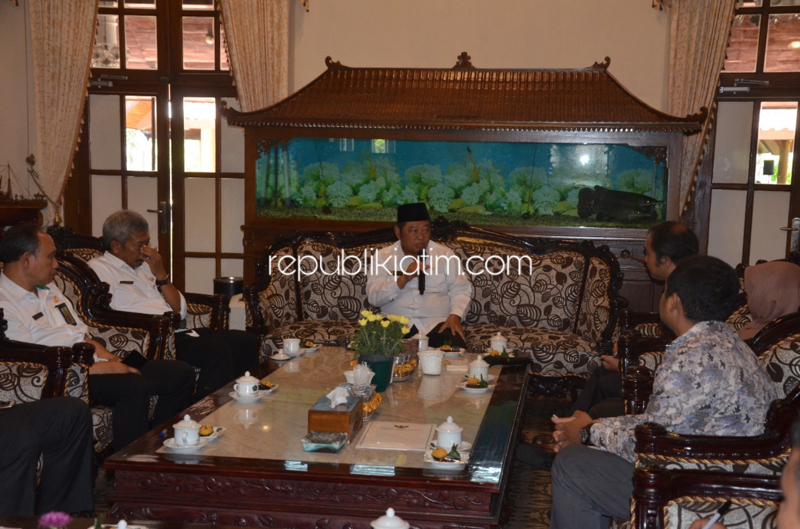DIALOG - Bupati Sidoarjo, Saiful Ilah berdialog dengan tim Ombudsman RI Perwakilan Jatim di Pendopo Delta Wibawa untuk membahas Pelayanan Publik Elek Isin Rek Sidoarjo, Rabu (09/10/2019).