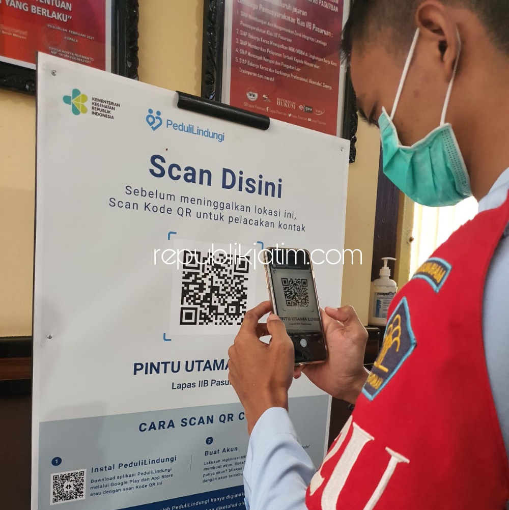 SCAN - Para pengunjung Lapas dan Rutan di Jatim bakal diwajibkan menunjukkan sertifikat vaksin dengan dipasangnya QR Code Aplikasi PeduliLindungi dari Kemenkes RI di setiap Lapas dan Rutan, Sabtu (09/10/2021).