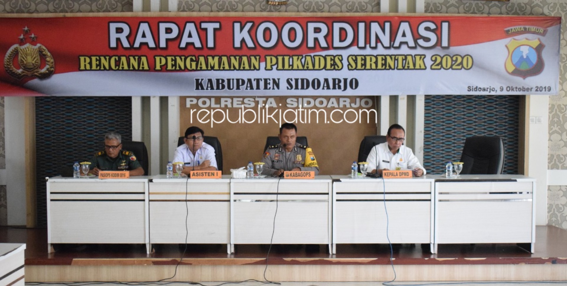 RAKOR - Kabag Ops Polresta Sidoarjo, Kompol Mujito memimpin rapat koordinasi pengamanan Pilkades Serentak di Aula Bharadaksa Polresta Sidoarjo, Rabu (09/10/2019).