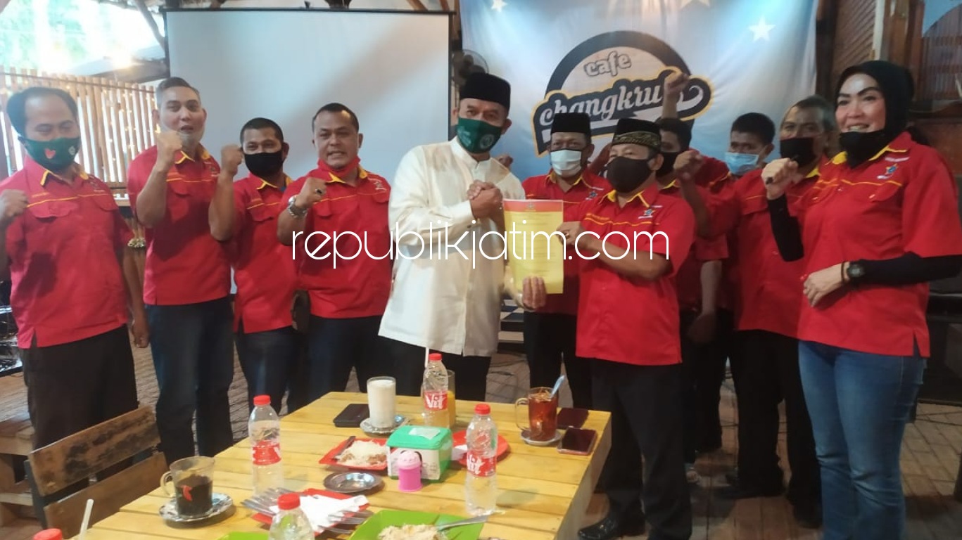 DUKUNGAN - Ketua Depicab Soksi Sidoarjo, Sohibul Yanto menyerahkan surat dukungan kepada Paslon BHS - Taufiq di Cangkruk Cafe, Kahuripan Nirvana Village (KNV), Sidoarjo, Jumat (09/10/2020) sore.