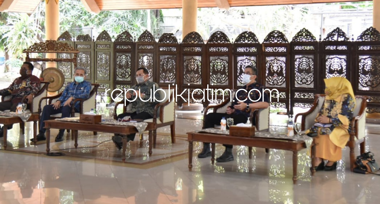 SINKRONISASI - Pj Bupati Sidoarjo, Hudiyono mengumpulkan seluruh pimpinan Organisasi Perangkat Daerah (OPD) untuk sinkronisasi program di Pendopo Delta Wibawa, Kamis (08/10/2020) malam.