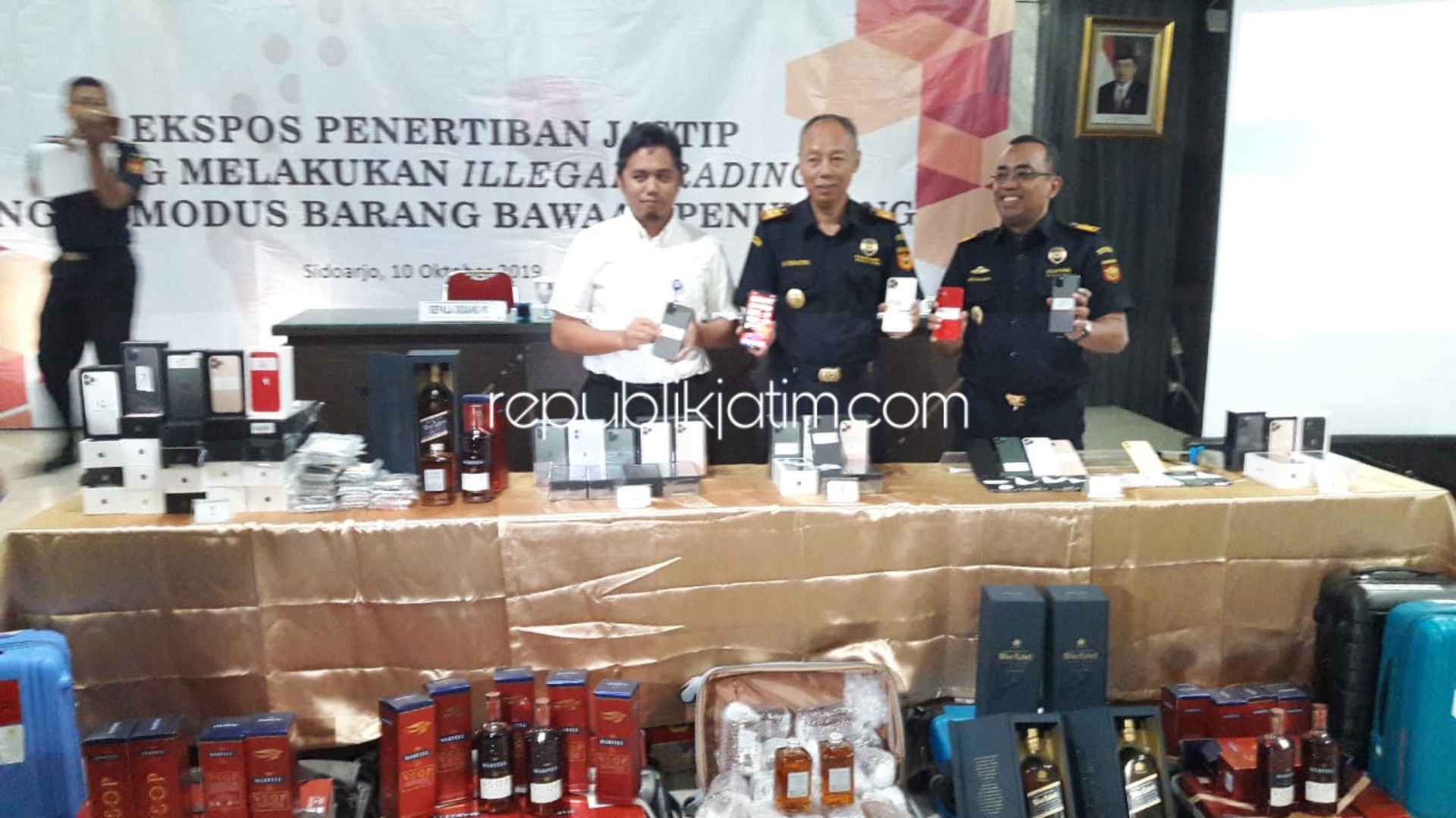 SITAAN - Kepala Kantor Wilayah (Kanwil) Bea dan Cukai Jatim I, Muhammad Purwantoro dan Kepala KPPBC Tipe Madya Pabean Juanda, Budi Harjanto menunjukkan 76 unit I Phone seharga Rp 25 juta per unit hasil sitaan, Kamis (10/10/2019).