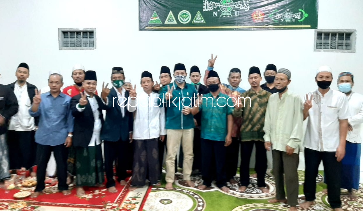 DUKUNGAN - Sejumlah kiai dan tokoh agama Majelis Asmaul Husna dan Sholawat (MAS) Kecamatan Balongbendo mendukung Paslon Gus Muhdlor-Subandi, Jumat (09/10/2020) malam.