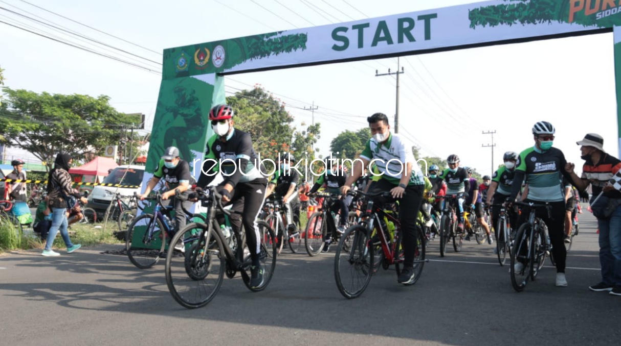 COBA - Bupati Sidoarjo, Ahmad Muhdlor Ali (Gus Muhdlor) menyempatkan diri menjajal trek lintasan balap sepeda di halaman parkir Mal Pelayanan Publik (MPP) saat membuka Porkab ISSI, Minggu (10/10/2021).