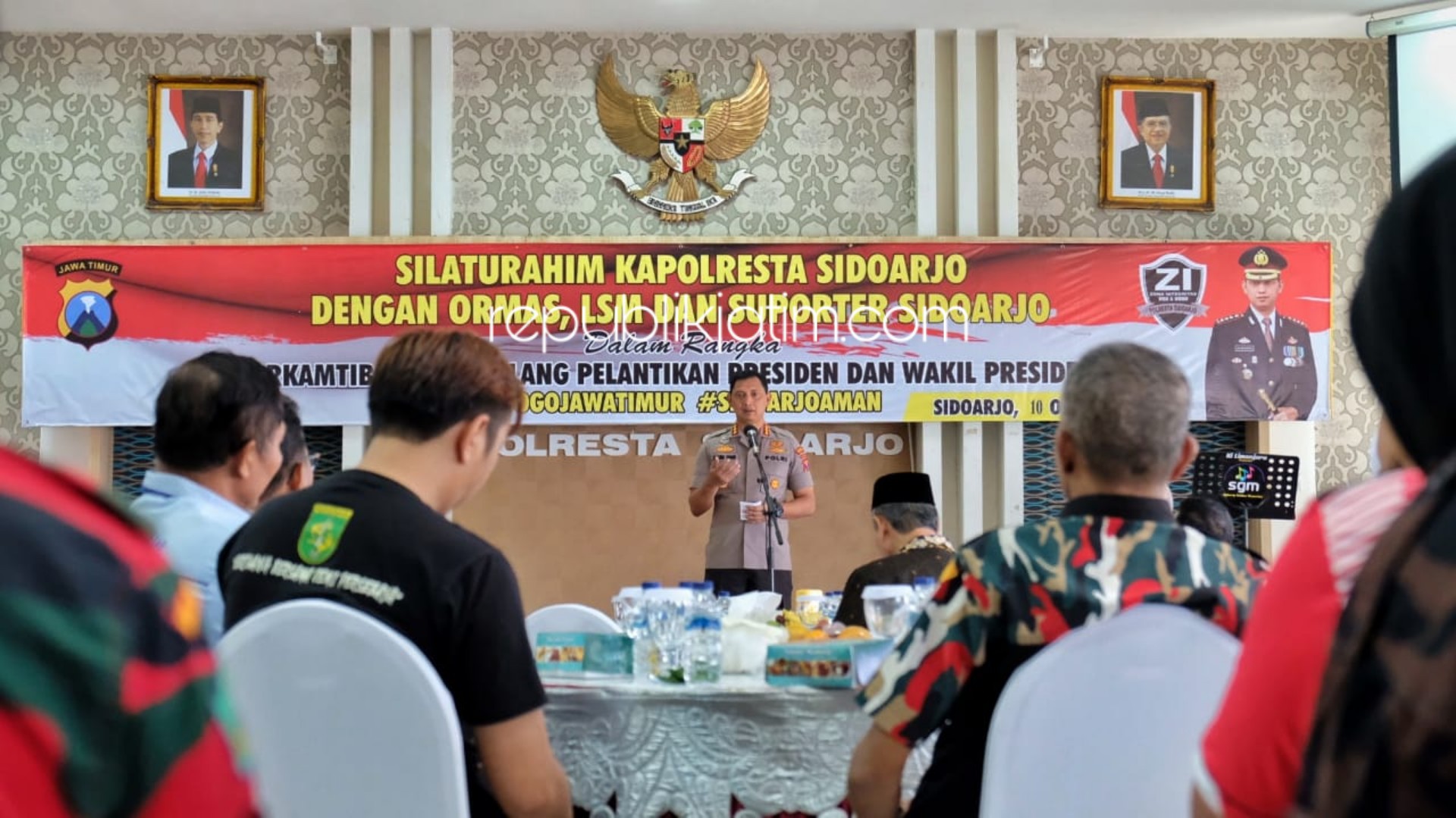 GANDENG - Kapolresta Sidoarjo, Kombes Pol Zain Dwi Nugroho bersilaturrahmi dengan Ormas, LSM dan Suporter di Aula Bharadaksa Polresta Sidoarjo, Kamis (10/10/2019).