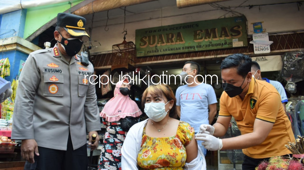 VAKSIN - Kapolresta Sidoarjo, Kombes Pol Kusumo Wahyu Bintoro blusukan ke Pasar Larangan, Kecamatan Candi, Sidoarjo untuk mengajak pedagang yang belum vaksin agar segera ikut vaksin Covid-19, Minggu (10/10/2021).