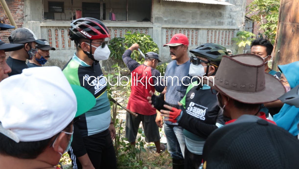 BERSIHKAN - Bupati Sidoarjo, Ahmad Muhdlor Ali (Gus Muhdlor) meninjau pembersihan sampah yang memenuhi saluran irigasi sekunder Gedangrowo di Desa Ketegan, Kecamatan Tanggulangin, Sidoarjo, Minggu, (10/10/2021). 