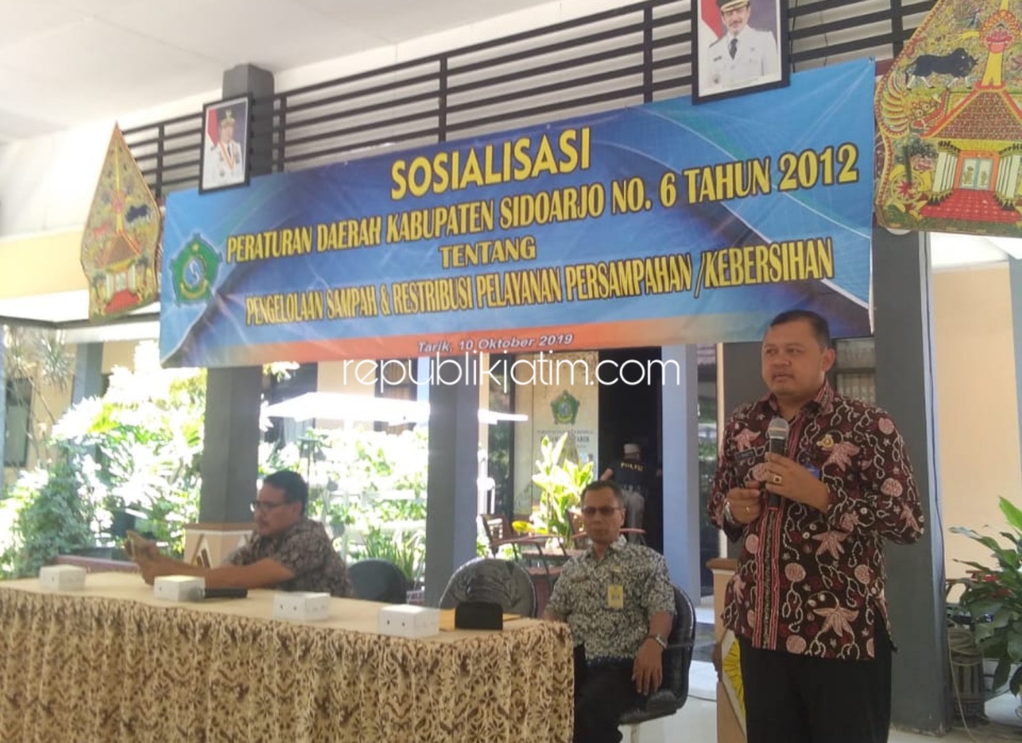 PENANGANAN SAMPAH - Sejumlah petugas DLHK dan Kecamatan Tarik mensosialisasikan penanganan sampah menjelang musim hujan kepada para kader kebersihan dan anggota PKK, Kamis (10/10/2019).