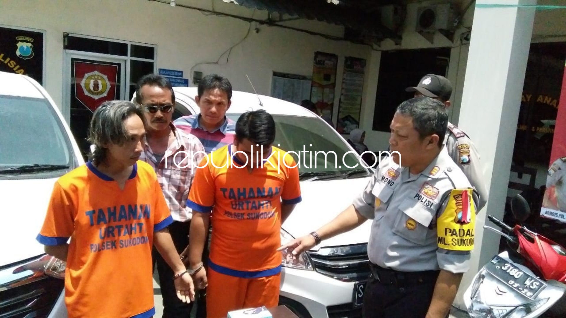 KOMPLOTAN - Dua tersangka penggelapan mobil diamankan petugas Polsek Sukodono bersama sejumlah barang buktinya termasuk 5 mobil, motor dan lainnya, Selasa (09/10/2018).