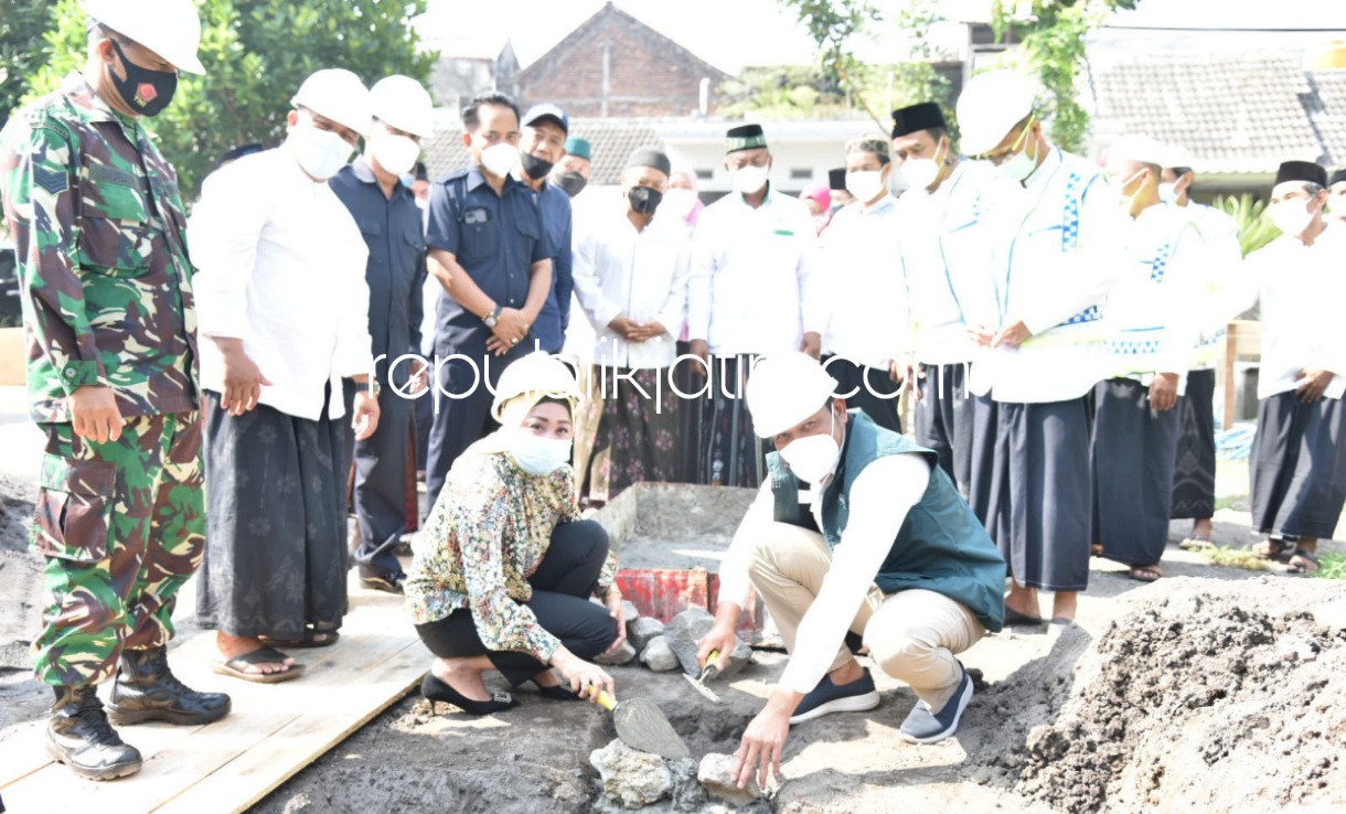PELETAKAN - Wakil Bupati (Wabup)!Sidoarjo, Subandi meletakkan batu pertama pembangunan Masjid Al Ikhlas, Perumahan Pabean Asri, Desa Pabean, Kecamatan Sedati, Sidoarjo, Minggu (10/10/2021).