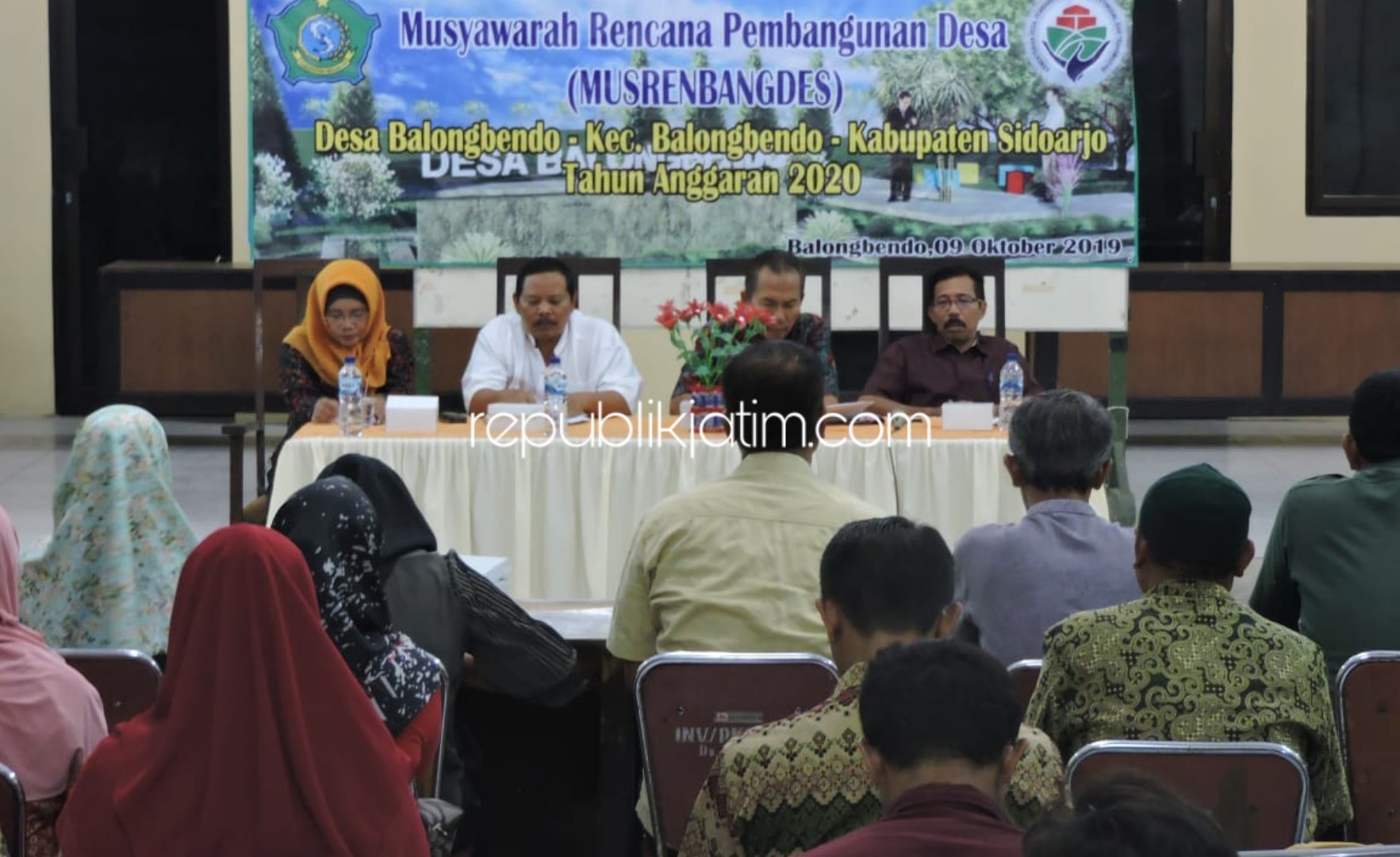 MUSRENBANG - Kades Balongbendo, Sumanto memimpin rapat Musrenbang bersama KarangTaruna, PKK, Tokoh Masyarakat (Tomas), BPD, Pendamping Desa dan perwakilan Kecamatan Balongbendo, Rabu (09/10/2019) malam.