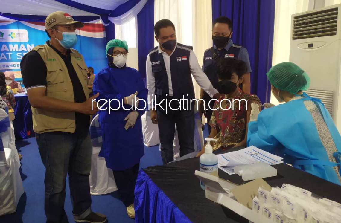 VAKSIN - Direktur PT Sarana Karya Solusindo produsen lampu merek Bandell, Riza Kurniawan didampingi pemilik PT Sarana Grup, Sugiono meninjau 550 peserta vaksin yang digelar di halaman kantor PT Sarana Grup di Puri Surya Jaya, Minggu (10/10/2021). 