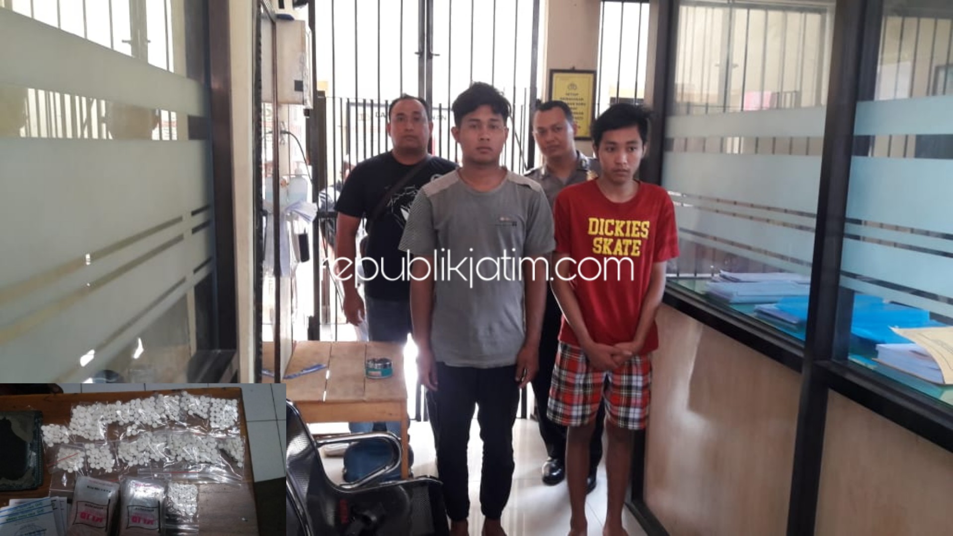 PENGEDAR - Dua tersangka pengedar pil double L di Ponorogo, Giyuk Febriana Dexin Asmara (23) dan Suprastyo Duianto alias Siprek (22) diamankan anggota Unit Reskrim, Polsek Pulung, Kamis (10/10/2019) malam.