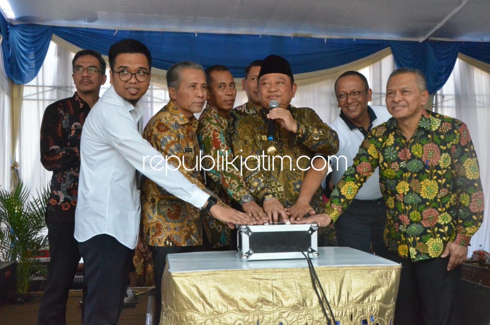 GROUNDBREAKING - Bupati Sidoarjo, Saiful Ilah dan Pjs Dirut PDAM Delta Tirta Sidoarjo, Abdul Basit Lao melaksanakan groundbreaking (peletakan batu pertama) pembangunan Distribution Center (DC) di KNV Sidoarjo, Kamis (11/10/2018).