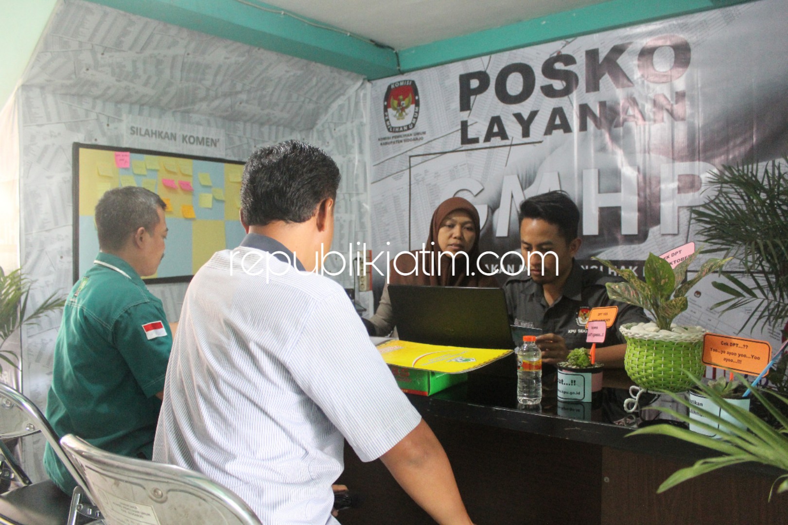 KONSULTASI - Sejumlah warga berkonsultasi soal DPT di Posko GMHP di kantor KPU JL Raya Cemengkalang, Sidoarjo sekaligus didirikan hingga tingkat kecamatan dan desa, Kamis (11/10/2018).