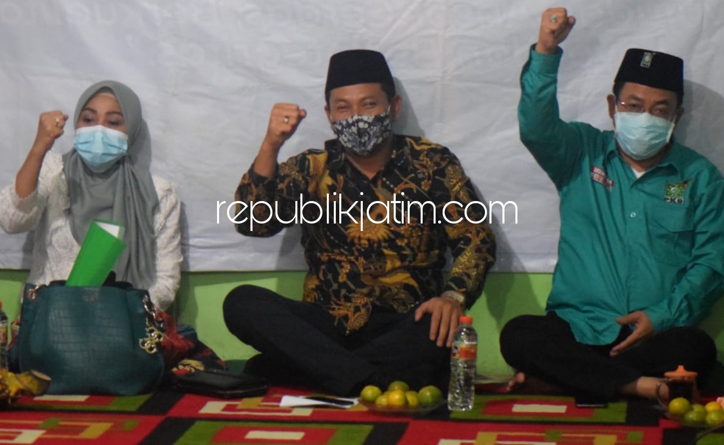 KONSOLIDASI - Cabup Sidoarjo, Subani didampingi anggota Fraksi PKB DPRD Sidoarjo, Usman dan M Zaenal Abidin saat berkonsolidasi di Buduran, Sabtu (10/10/2020) malam.