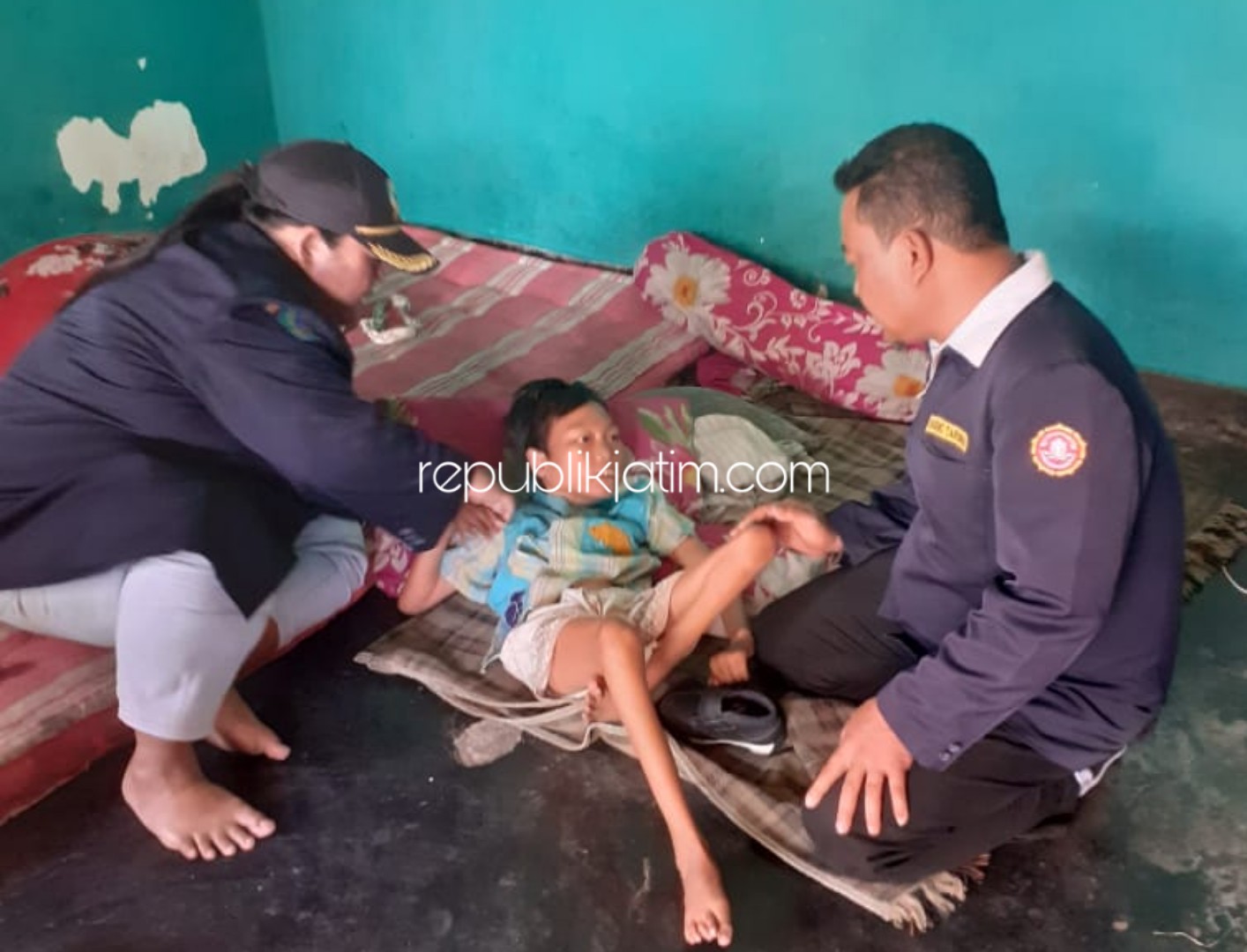 LUMPUH LAYU - Ketua Karang Taruna Sidoarjo, Imam Syafii dan anggotanya mengunjungi penderita lumpuh layu, Fatur Nurahmat (17) putra Muasih warga RT 05, RW 02, Desa Wonoplintahan, Kecamatan Prambon, Sidoarjo, Jumat (11/10/2019).