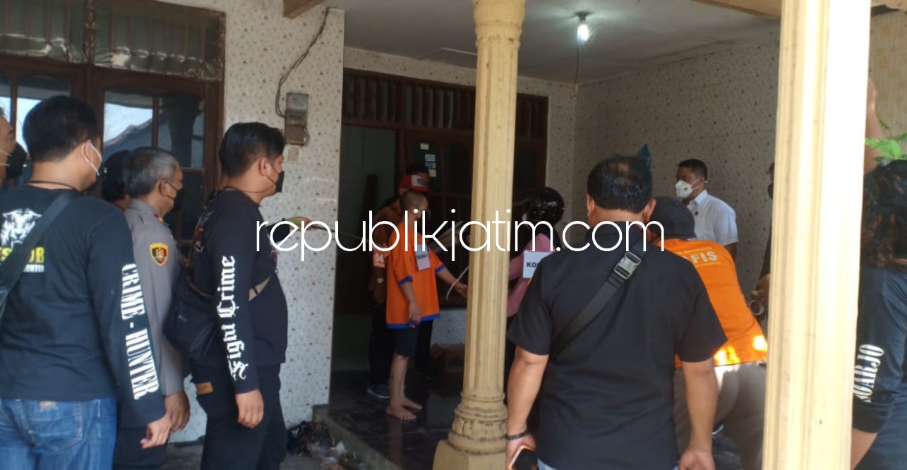 REKONSTRUKSI - Tim penyidik Satuan Reskrim, Polresta Sidoarjo menggelar rekonstruksi pembunuhan dua gadis asal Desa Wedoro, Kecamatan Waru, Sidoarjo melibatkan tersangka Heru Erwanto (26) warga Kediri dengan 32 adegan, Senin (11/10/2021).