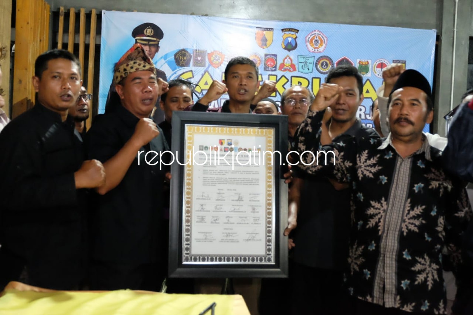 DEKLARASI - Sebanyak 13 perguruan pencak silat di Sidoarjo deklarasi Pemilu 2019 Damai bersama Kapolresta Sidoarjo, Rabu (10/10/2018) malam.