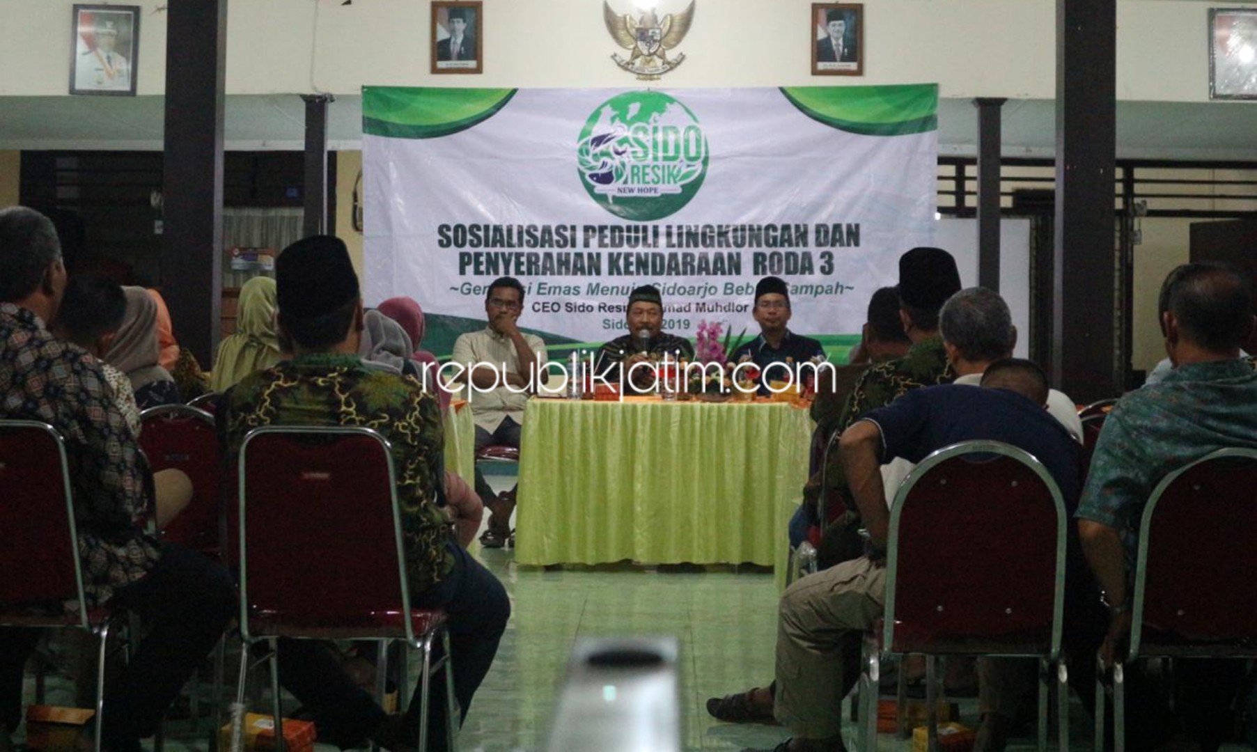 KADER LINGKUNGAN - Kepala Desa Modong, Masduki bersama CEO Sido Resik, Ahmad Muhdlor Ali Sosialisasi Peduli Lingkungan ajak kader lingkungan, DLHK dan Dinas PU Pengairan normalisasi sungai, Kamis (10/10/2019) malam.
