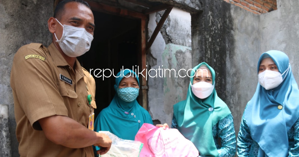 SALURKAN - Ketua TP PKK Kabupaten Sidoarjo, Ny Sa’adah Ahmad Muhdlor (Ning Sasha) menyalurkan bantuan paket sembako kepada warga di Kecamatan Tulangan dan Kecamatan Balongbendo, Senin (11/10/2021).