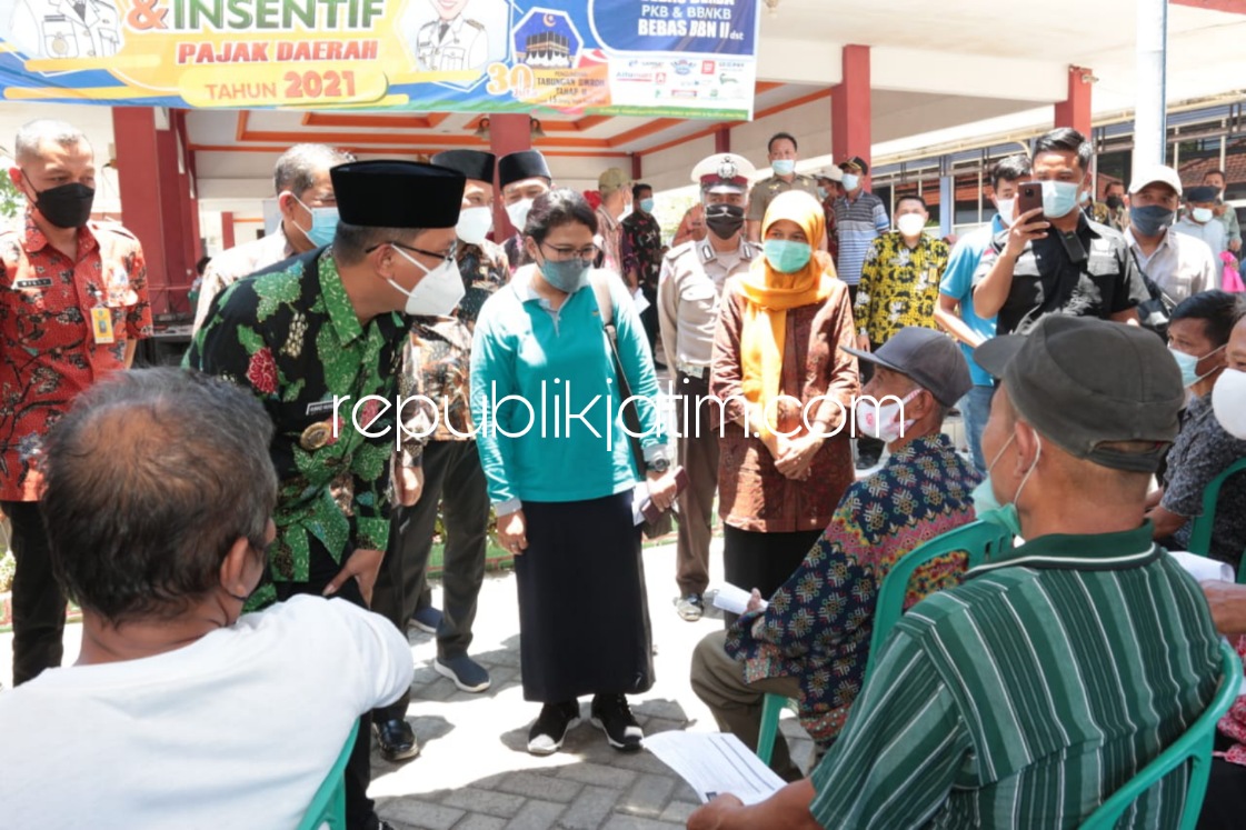 LANSIA - Bupati Sidoarjo, Ahmad Muhdlor Ali (Gus Muhdlor) saat meninjau pelaksanaan gebyar vaksinasi 1.000 lansia di Kantor Kecamatan Wonoayu, Sidoarjo, Selasa (12/10/2021).