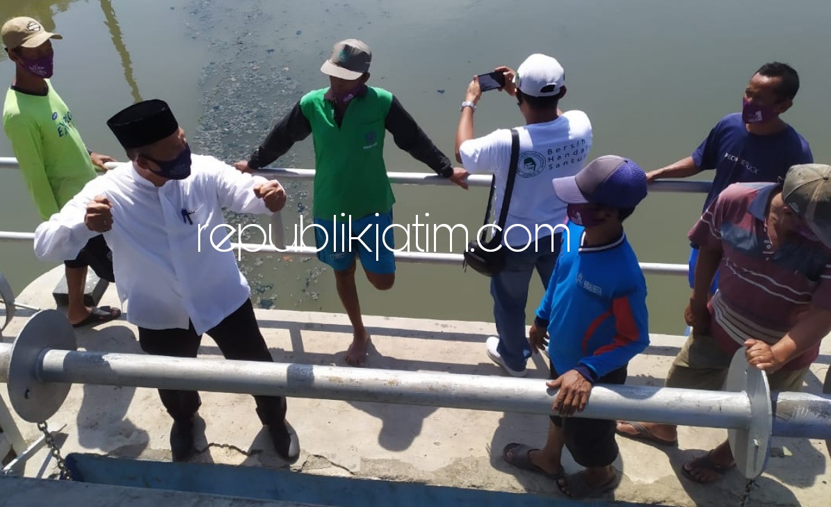 CEK PINTU AIR - Cabup Sidoarjo, Bambang Haryo Soekartono (BHS) mengecek kondisi pintu air di Sungai Desa Kalidawir, Kecamatan Tanggulangin, Sidoarjo yang berdekatan dengan lahan pertanian sekali tanam padi setahun, Senin (12/10/2020).